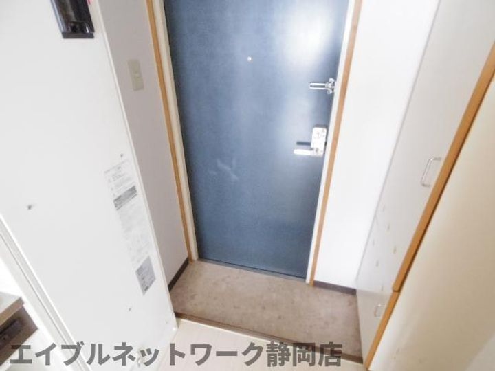 静岡県静岡市葵区川辺町2丁目(マンション)の賃貸物件の玄関