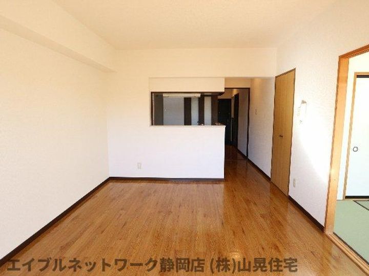 静岡県静岡市葵区沓谷5丁目(マンション)の賃貸物件の居間