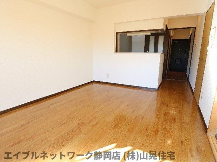 静岡県静岡市葵区沓谷5丁目(マンション)の賃貸物件の居間