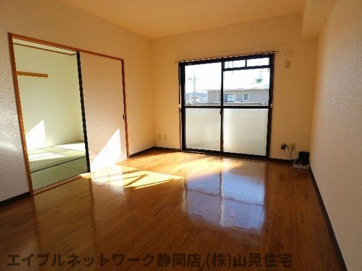 静岡県静岡市葵区沓谷5丁目(マンション)の賃貸物件の居間