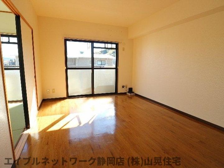 静岡県静岡市葵区沓谷5丁目(マンション)の賃貸物件の居間