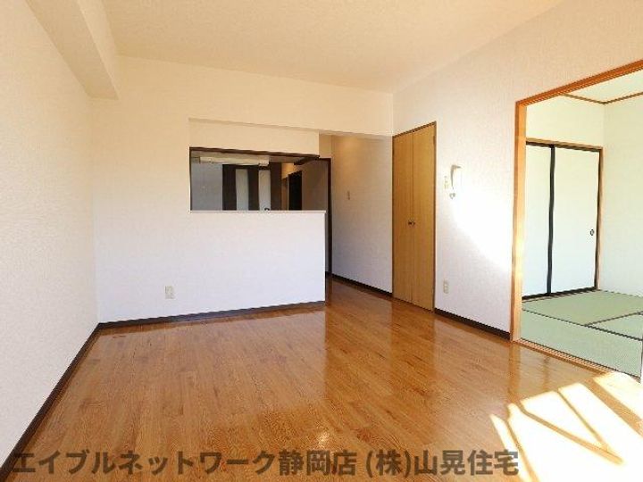 静岡県静岡市葵区沓谷5丁目(マンション)の賃貸物件の居間