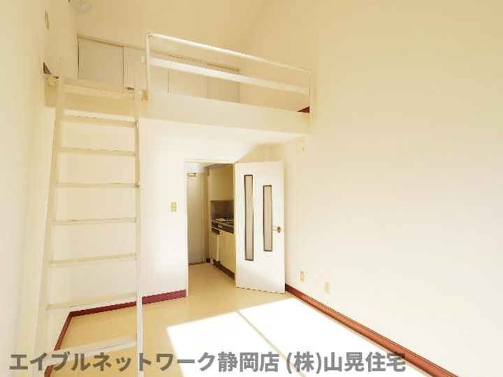 静岡県静岡市葵区昭府2丁目(アパート)の賃貸物件の居間