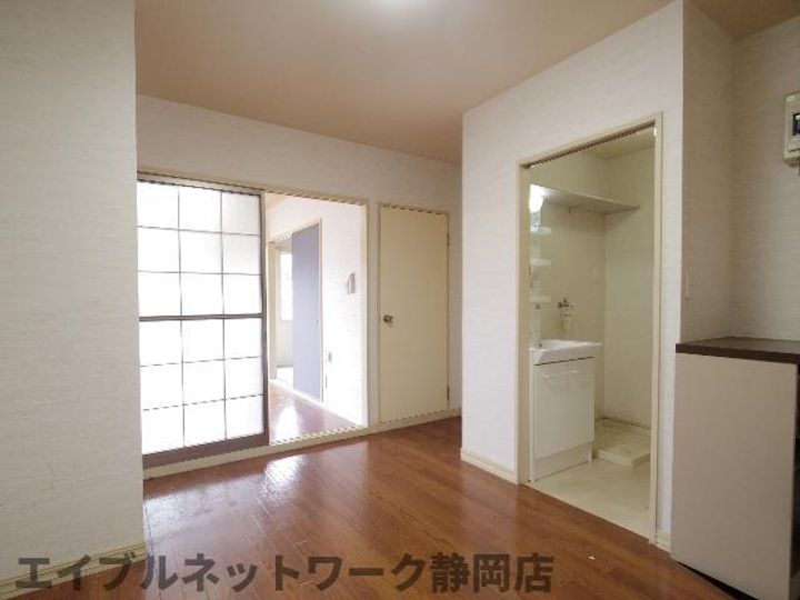 静岡県静岡市葵区新伝馬2丁目(アパート)の賃貸物件の居間