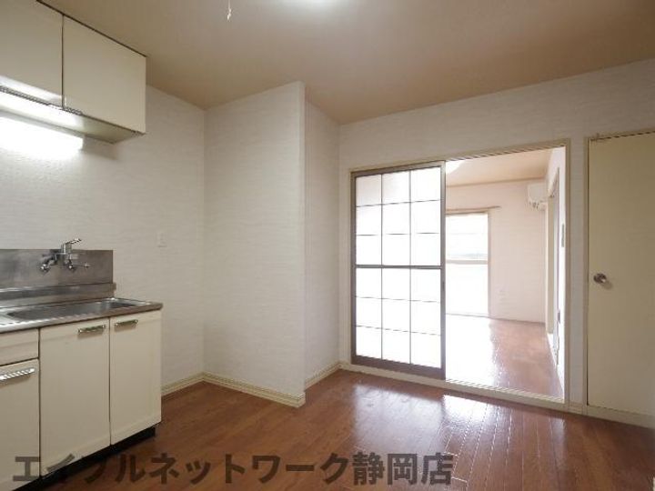 静岡県静岡市葵区新伝馬2丁目(アパート)の賃貸物件の居間