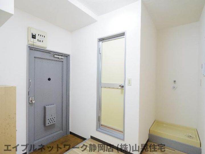 静岡県静岡市葵区新伝馬3丁目(マンション)の賃貸物件の玄関