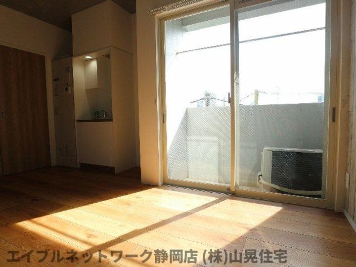 静岡県静岡市葵区住吉町2丁目(マンション)の賃貸物件の居間
