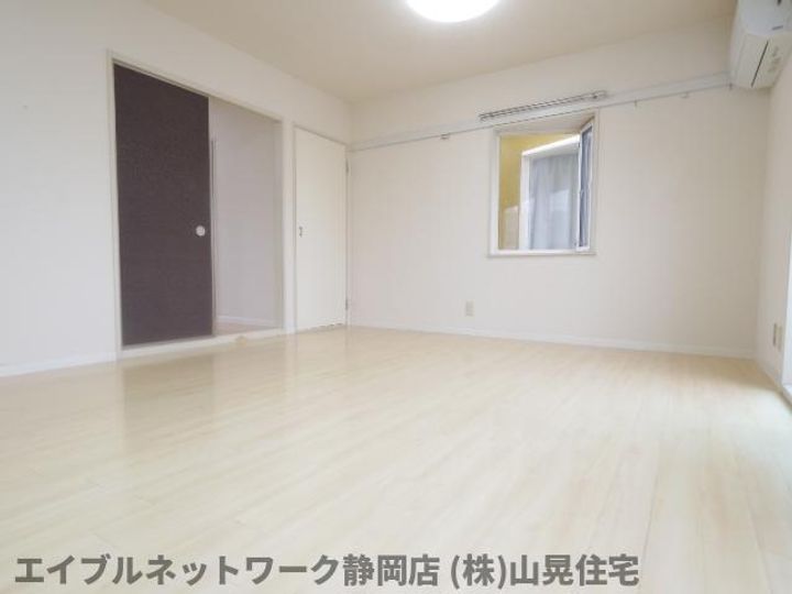 静岡県静岡市葵区千代2丁目(アパート)の賃貸物件201の居間