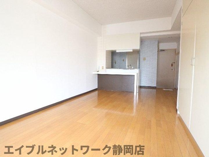 静岡県静岡市葵区鷹匠2丁目(マンション)の賃貸物件の居間