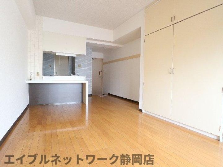 静岡県静岡市葵区鷹匠2丁目(マンション)の賃貸物件の居間