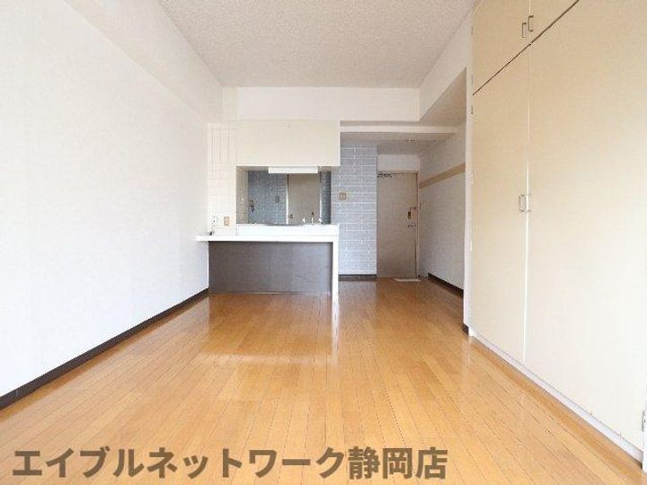 静岡県静岡市葵区鷹匠2丁目(マンション)の賃貸物件の居間