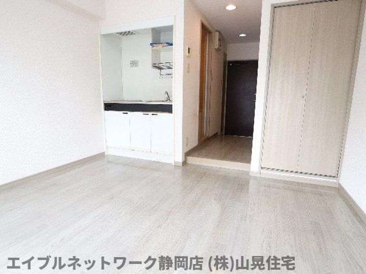 静岡県静岡市葵区鷹匠3丁目(マンション)の賃貸物件の居間