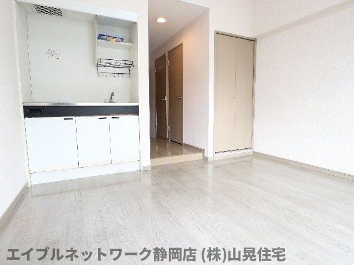 静岡県静岡市葵区鷹匠3丁目(マンション)の賃貸物件の居間