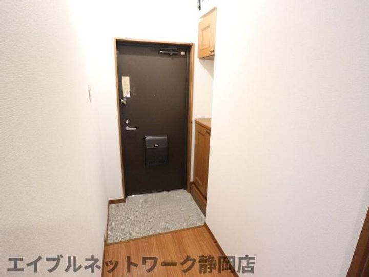 静岡県静岡市葵区西草深町(マンション)の賃貸物件の玄関