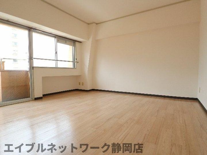 静岡県静岡市葵区人宿町1丁目(マンション)の賃貸物件の居間