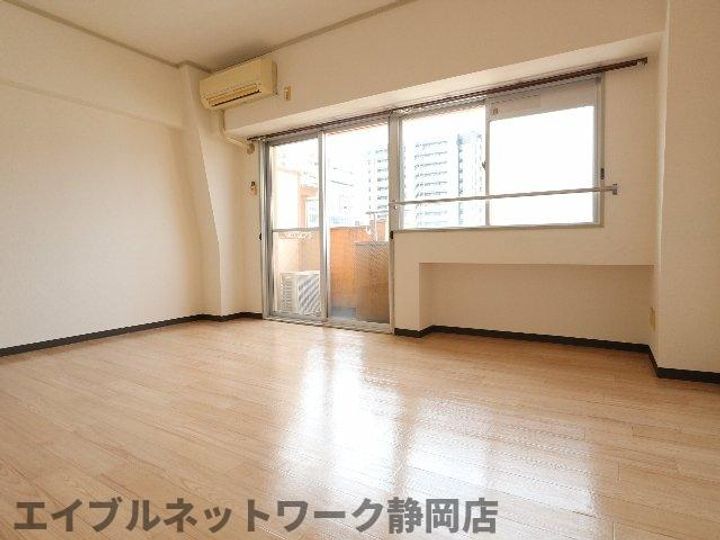 静岡県静岡市葵区人宿町1丁目(マンション)の賃貸物件の居間