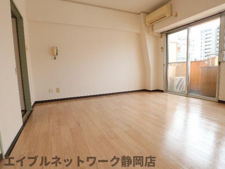 静岡県静岡市葵区人宿町1丁目(マンション)の賃貸物件の居間