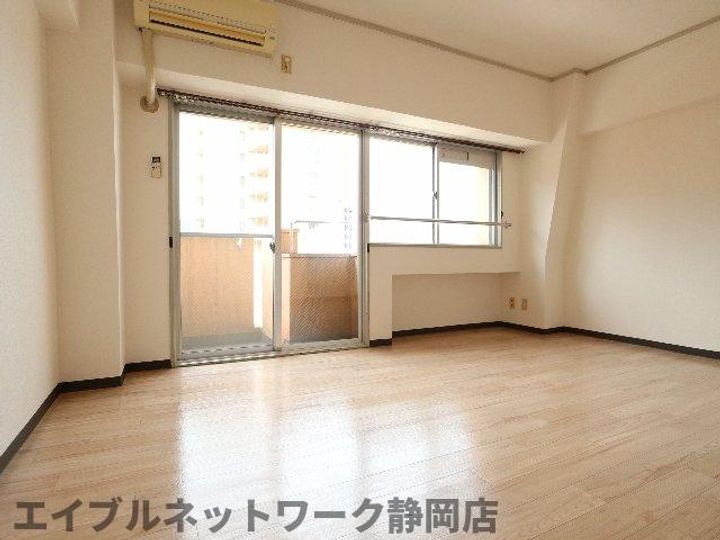 静岡県静岡市葵区人宿町1丁目(マンション)の賃貸物件の居間