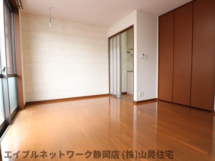 静岡県静岡市葵区古庄1丁目(アパート)の賃貸物件の居間