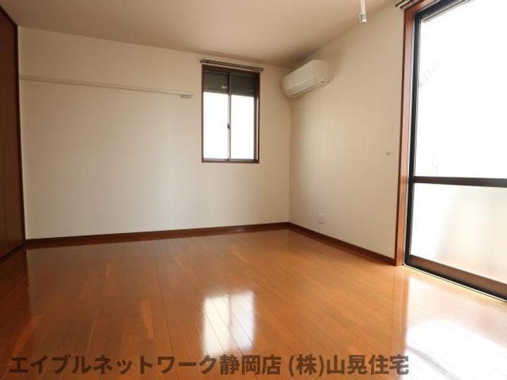 静岡県静岡市葵区古庄1丁目(アパート)の賃貸物件の居間