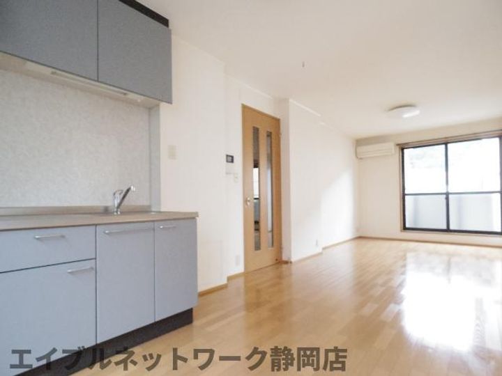 静岡県静岡市葵区牧ケ谷(アパート)の賃貸物件の居間