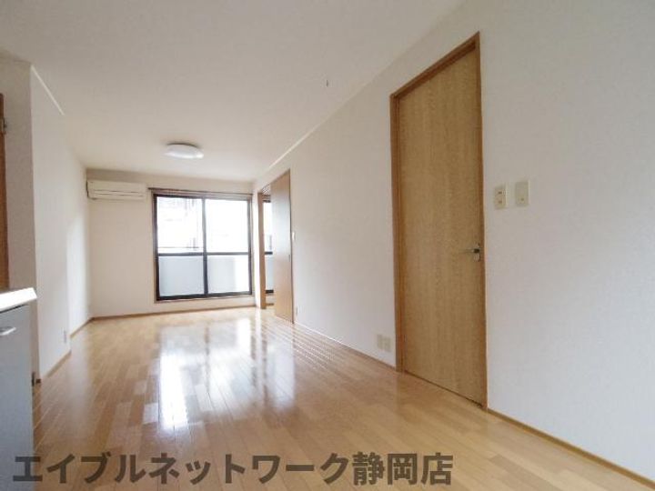 静岡県静岡市葵区牧ケ谷(アパート)の賃貸物件の居間