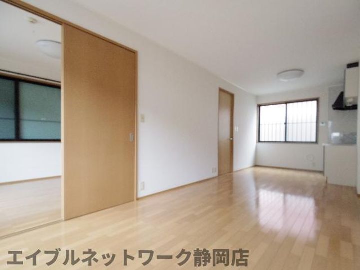 静岡県静岡市葵区牧ケ谷(アパート)の賃貸物件の居間