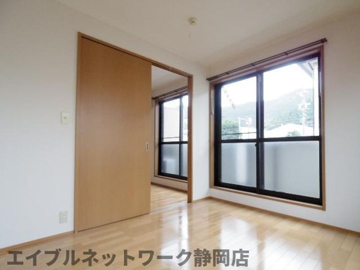 静岡県静岡市葵区牧ケ谷(アパート)の賃貸物件の居間