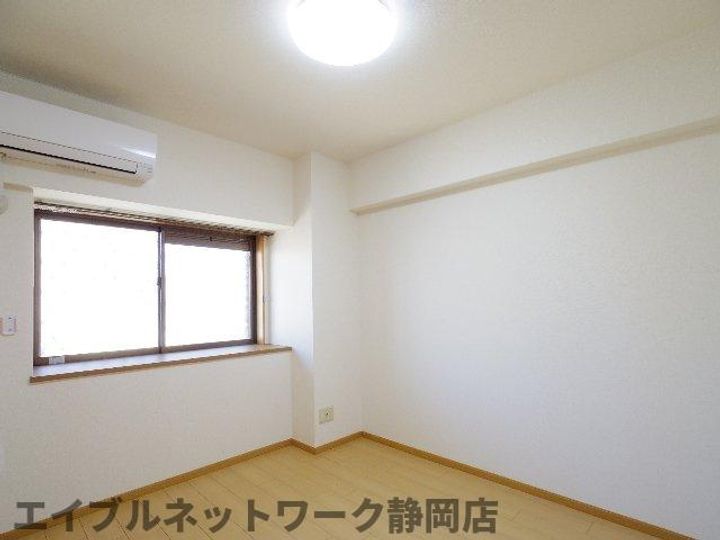静岡県静岡市葵区与一1丁目(マンション)の賃貸物件の居間