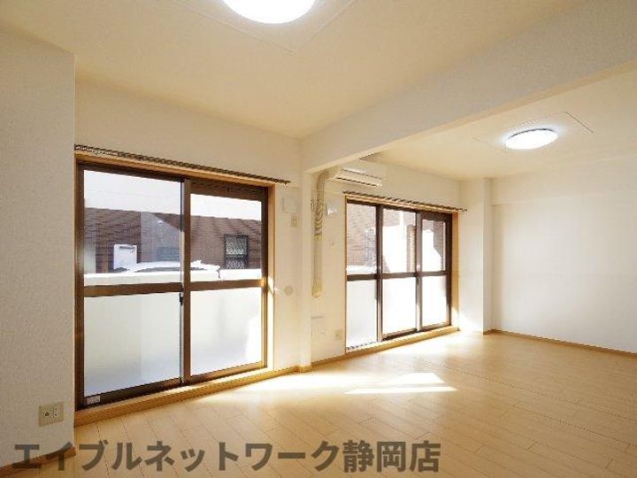 静岡県静岡市葵区与一1丁目(マンション)の賃貸物件の居間