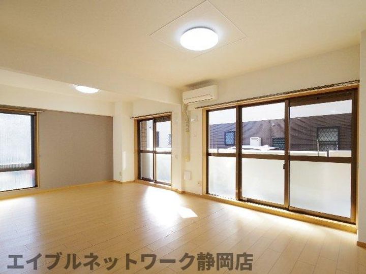 静岡県静岡市葵区与一1丁目(マンション)の賃貸物件の居間
