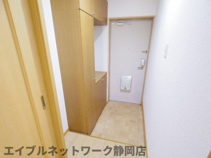 静岡県静岡市葵区与一1丁目(マンション)の賃貸物件の玄関
