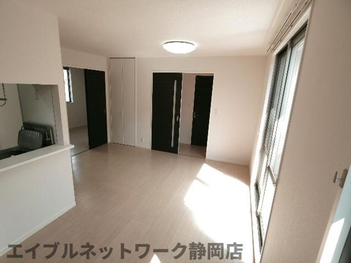 静岡県静岡市葵区与一1丁目(アパート)の賃貸物件の居間