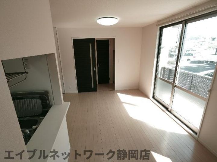 静岡県静岡市葵区与一1丁目(アパート)の賃貸物件の居間