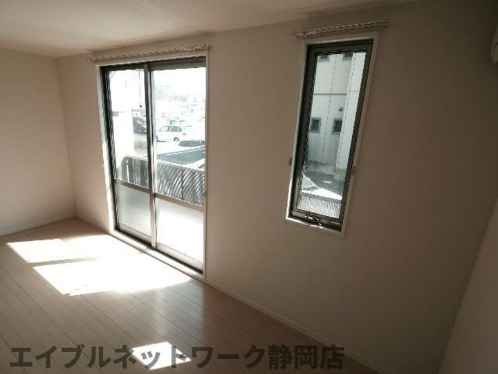 静岡県静岡市葵区与一1丁目(アパート)の賃貸物件の居間