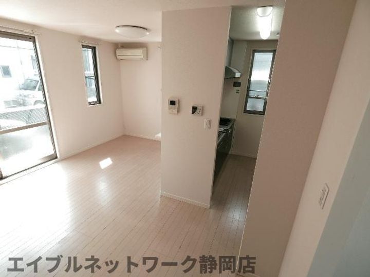 静岡県静岡市葵区与一1丁目(アパート)の賃貸物件の居間