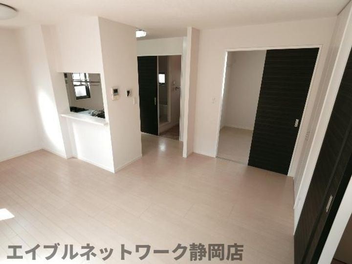 静岡県静岡市葵区与一1丁目(アパート)の賃貸物件の居間