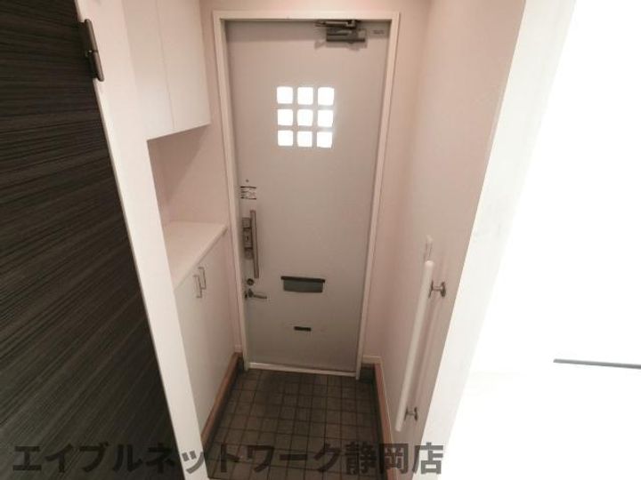 静岡県静岡市葵区与一1丁目(アパート)の賃貸物件の玄関