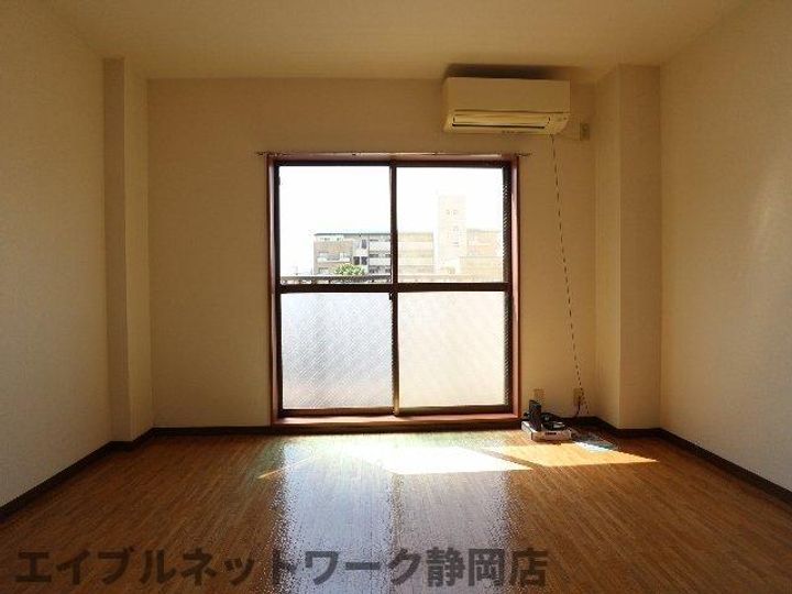 静岡県静岡市葵区四番町(マンション)の賃貸物件の居間