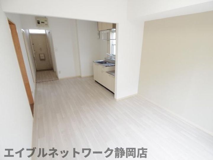 静岡県静岡市駿河区鎌田(アパート)の賃貸物件102の居間