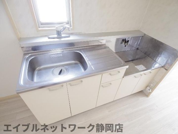 静岡県静岡市駿河区鎌田(アパート)の賃貸物件102のキッチン