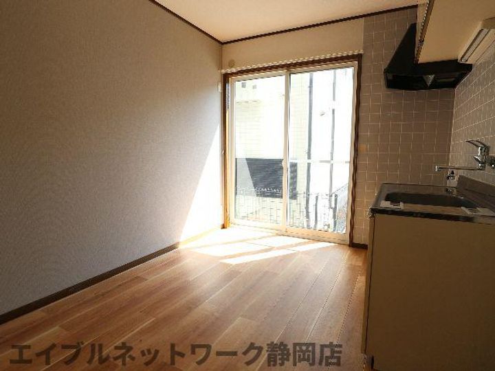 静岡県静岡市駿河区下川原3丁目(アパート)の賃貸物件の居間