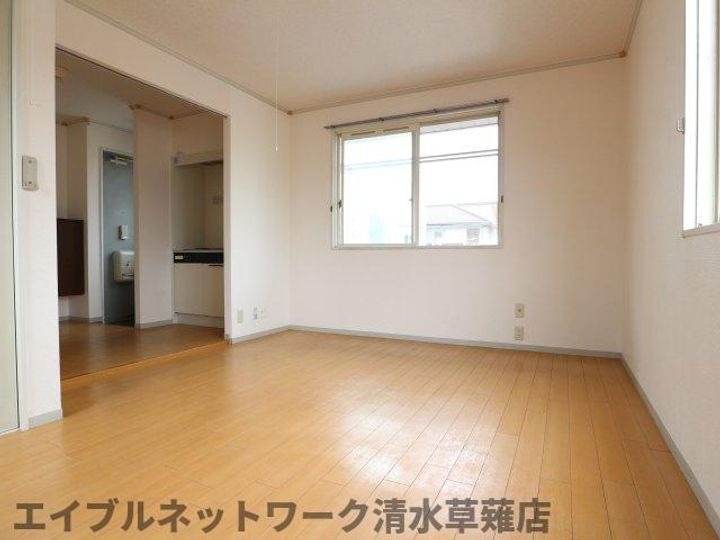 カレッジハウス昴203の居間