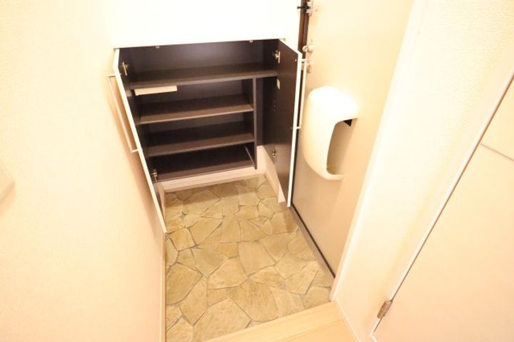 奈良県香芝市西真美1丁目(アパート)の賃貸物件201の玄関