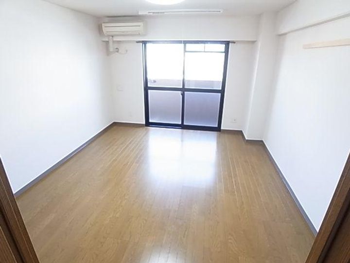 プティパレ301の居間