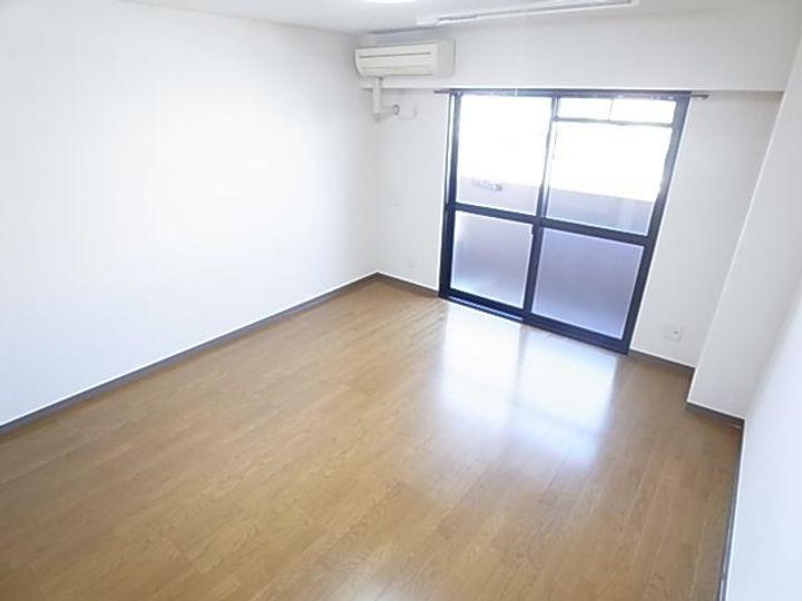 プティパレ301の居間