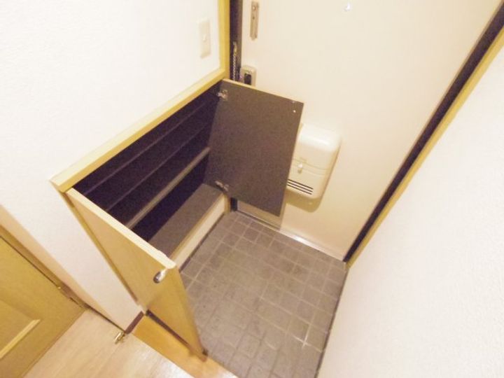 奈良県天理市前栽町(マンション)の賃貸物件の玄関