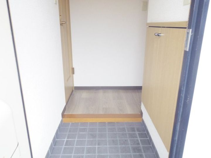 奈良県天理市前栽町(マンション)の賃貸物件の玄関