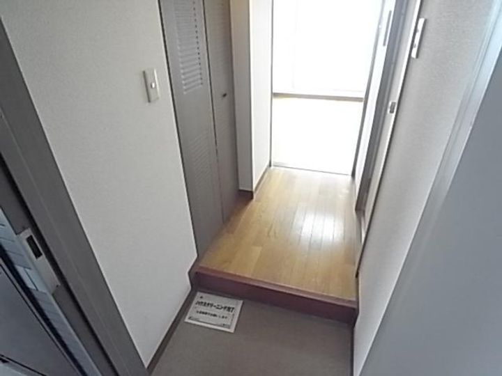 奈良県天理市川原城町(マンション)の賃貸物件の玄関