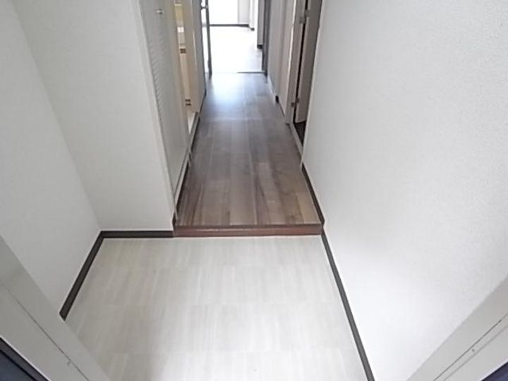 奈良県生駒市仲之町(マンション)の賃貸物件の玄関